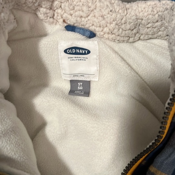 Old Navy vests for boys. Great for twins. Both vests size 5T - Picture 3 of 5